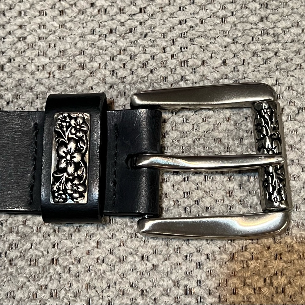 Elegant Black Leather Belt with Silver Buckle - Picture 3 of 7